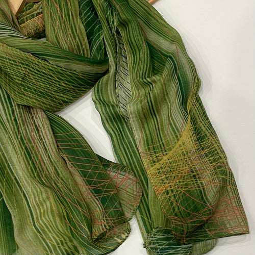 This Green Printed Hijab features a vibrant abstract print combining hints of orange and yellow for a stunningly stylish look. It's the perfect choice for any season.