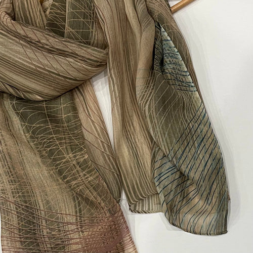 This beige hijab is perfect for making a statement. Its abstract print features subtle touches of teal and pink, creating a unique look that can be styled with any outfit