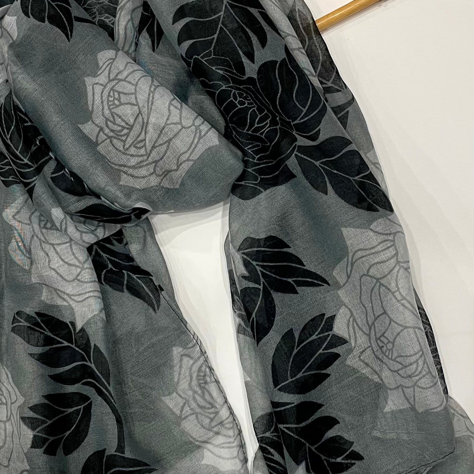 
Embrace elegance with our Brown Rose Printed Hijab. This stunning hijab features a beautiful rose print, adding a touch of sophistication to any outfit. 

Matetial 100% viscose

size 180 cm x 90 cm

color mayblook different due to different screen resolution 